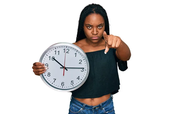 Joven Mujer Afroamericana Sosteniendo Gran Reloj Señalando Con Dedo Cámara —  Fotos de Stock