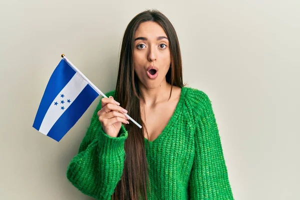 Jong Spaans Meisje Met Honduras Vlag Bang Verbaasd Met Open — Stockfoto