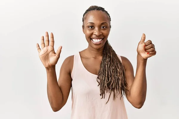 Mulher Negra Com Tranças Sobre Fundo Isolado Mostrando Apontando Para — Fotografia de Stock