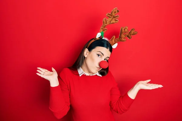 Jeune Femme Hispanique Portant Chapeau Noël Cerf Nez Rouge Expression — Photo