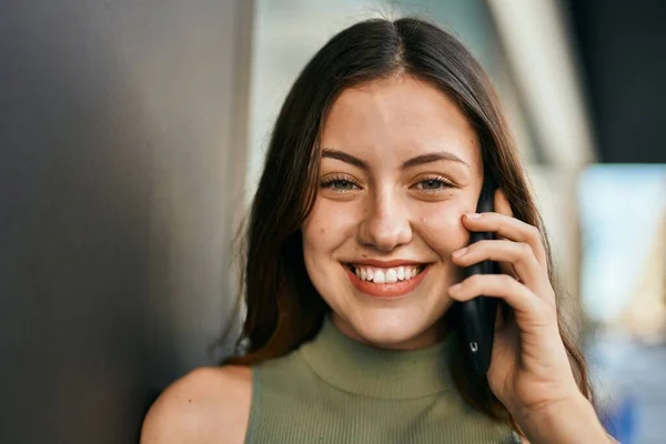 Joven Chica Caucásica Sonriendo Feliz Hablando Teléfono Inteligente Ciudad — Foto de Stock