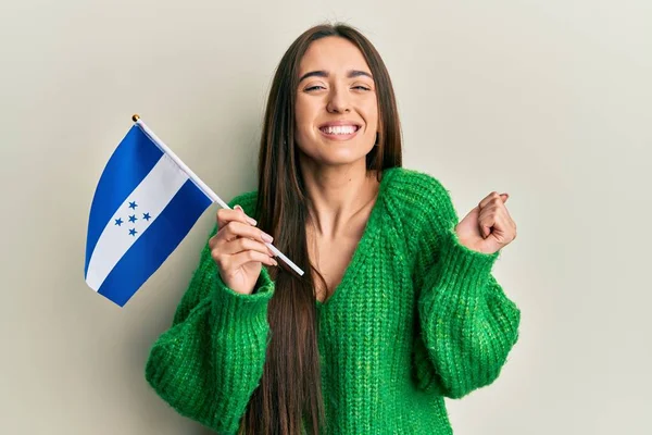 Jong Hispanic Meisje Met Honduras Vlag Schreeuwen Trots Vieren Overwinning — Stockfoto