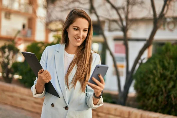 Junge Blonde Geschäftsfrau Lächelt Glücklich Mit Smartphone Die Stadt — Stockfoto