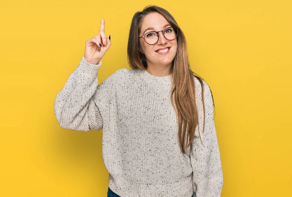 Mujer Rubia Joven Con Suéter Casual Gafas Apuntando Con Dedo —  Fotos de Stock