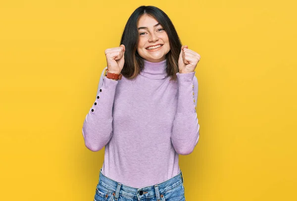 Joven Hermosa Adolescente Con Jersey Cuello Alto Emocionado Por Éxito — Foto de Stock