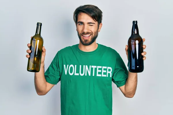 Joven Hombre Hispano Con Camiseta Voluntaria Sosteniendo Vidrio Botella Reciclaje — Foto de Stock