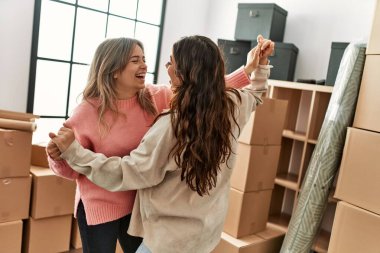 Genç ve güzel bir çift yeni evinde mutlu bir şekilde dans ediyor.