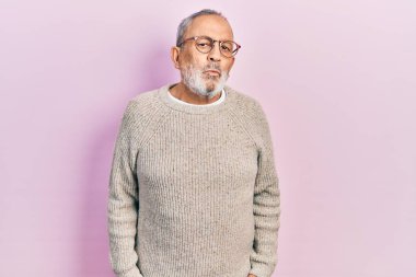 Yakışıklı, sakallı, sıradan süveter giyen ve kameraya bakıp havada öpüşen yakışıklı ve seksi bir adam. aşk ifadesi. 