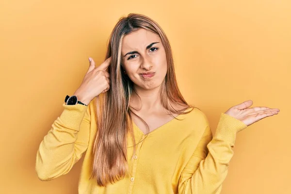 Mulher Hispânica Bonita Vestindo Camisola Amarela Casual Confusa Irritada Com — Fotografia de Stock