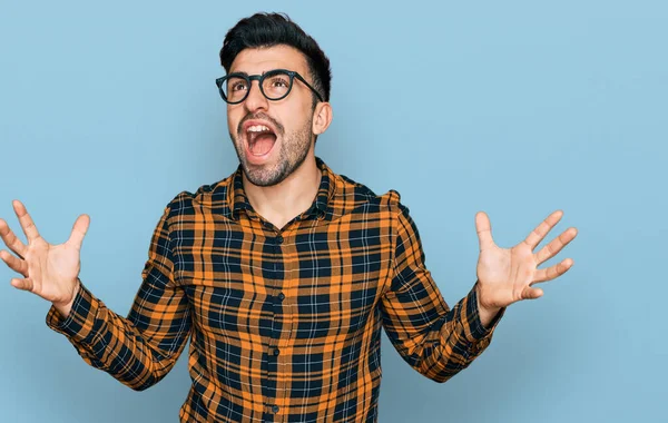 Hombre Hispano Con Barba Vistiendo Ropa Casual Gafas Loco Loco — Foto de Stock