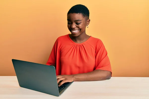 Mladá Africká Americká Žena Pracující Kanceláři Notebookem Vypadá Pozitivně Šťastně — Stock fotografie