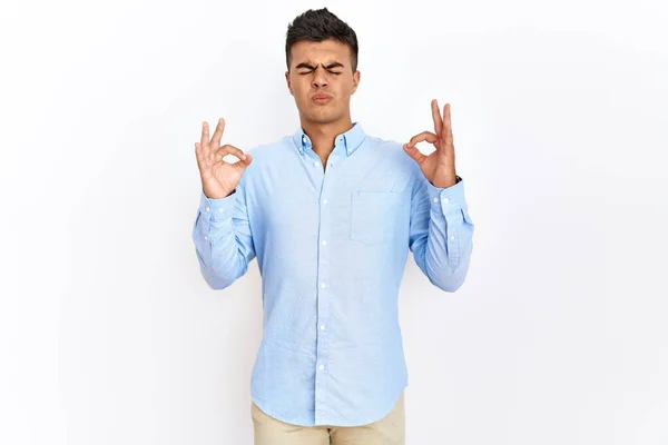 Joven Hombre Hispano Vistiendo Camisa Negocios Pie Sobre Fondo Aislado — Foto de Stock