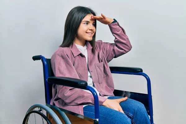 Mujer Morena Joven Sentada Silla Ruedas Muy Feliz Sonriente Mirando — Foto de Stock