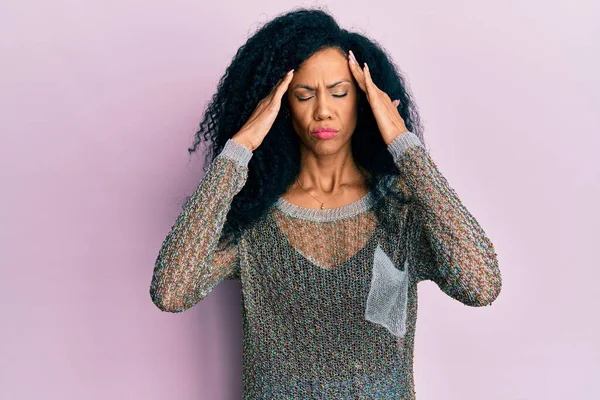 Medelålders Afrikansk Amerikansk Kvinna Klädd Avslappnade Kläder Med Hand Huvudet — Stockfoto