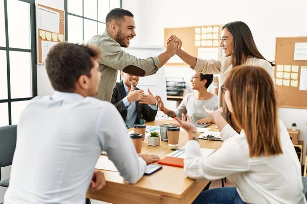 Due Lavoratori Sorridenti Felici Batti Cinque Durante Riunione Ufficio — Foto Stock