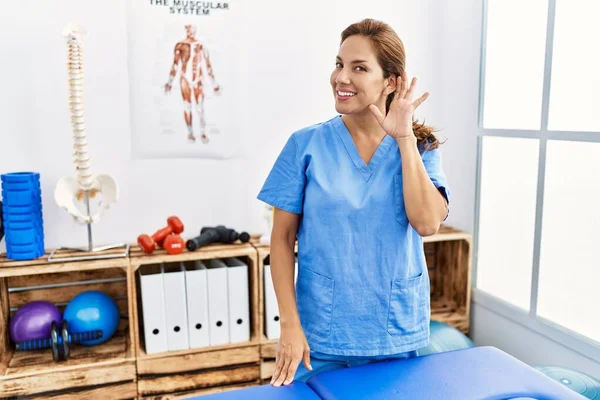 Mulher Fisioterapeuta Hispânica Meia Idade Trabalhando Clínica Recuperação Dor Sorrindo — Fotografia de Stock