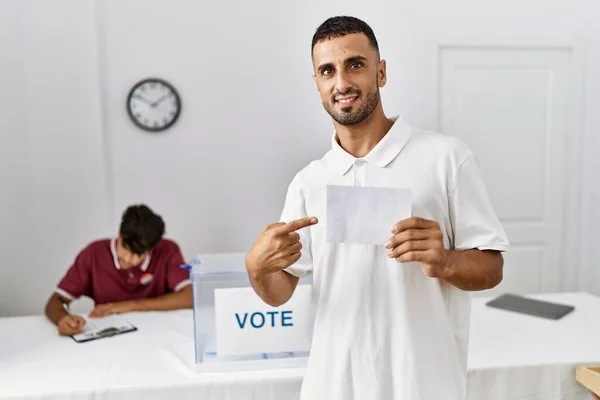 Jovem Hispânico Votando Colocando Envoltório Urna Sorrindo Feliz Apontando Com — Fotografia de Stock