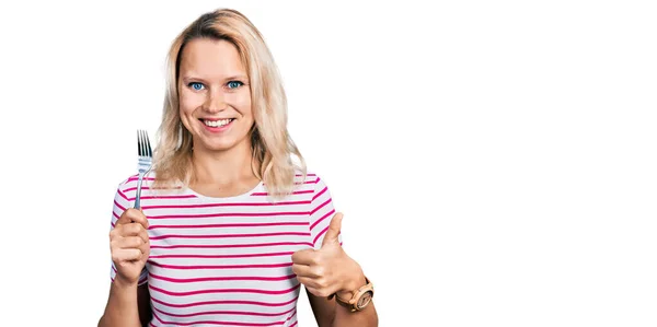 Mulher Branca Jovem Segurando Garfo Prata Sorrindo Feliz Positivo Polegar — Fotografia de Stock