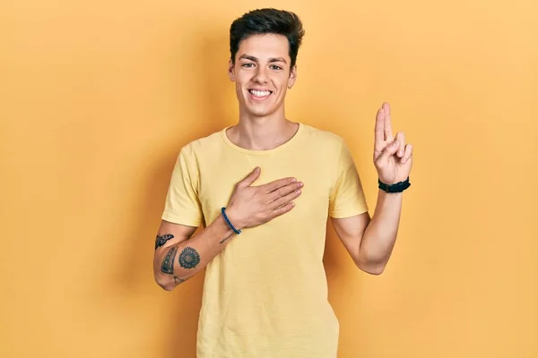 Sarı Bir Tişört Giyen Genç Spanyol Adam Gülümsüyor Elleri Göğsünde — Stok fotoğraf