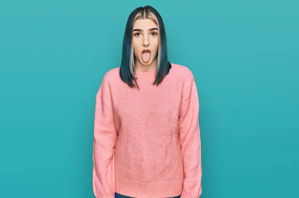 Rapariga Moderna Vestindo Camisola Inverno Rosa Colando Língua Feliz Com — Fotografia de Stock