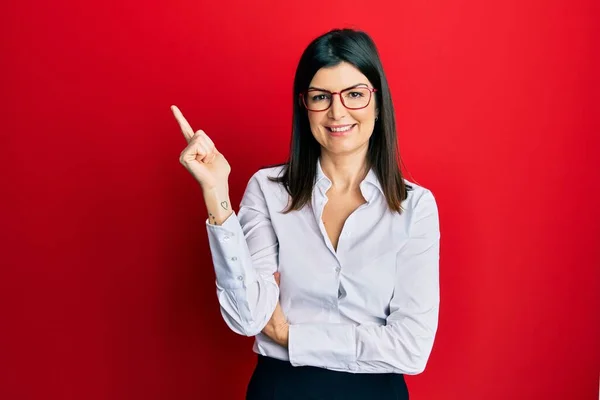 Mulher Hispânica Jovem Vestindo Camisa Negócios Óculos Com Grande Sorriso — Fotografia de Stock