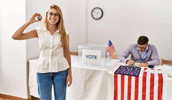選挙大学に立ってバッジを持つ若いアメリカの有権者の女性 — ストック写真
