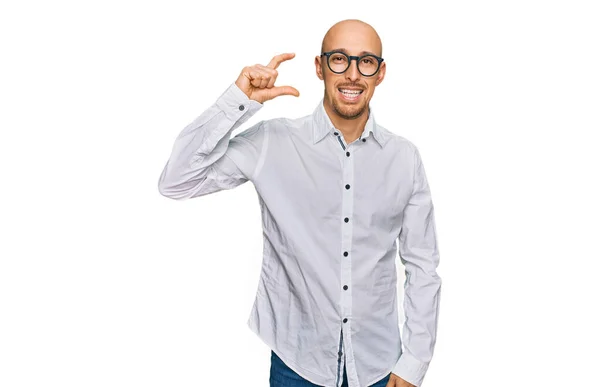 Sakallı Gömleği Giyen Gözlüklü Gülümseyen Kendine Güvenen Hareketi Yapan Parmaklarıyla — Stok fotoğraf