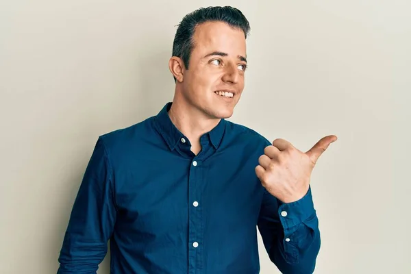 Guapo Joven Con Camisa Negocios Apuntando Con Pulgar Hacia Lado — Foto de Stock