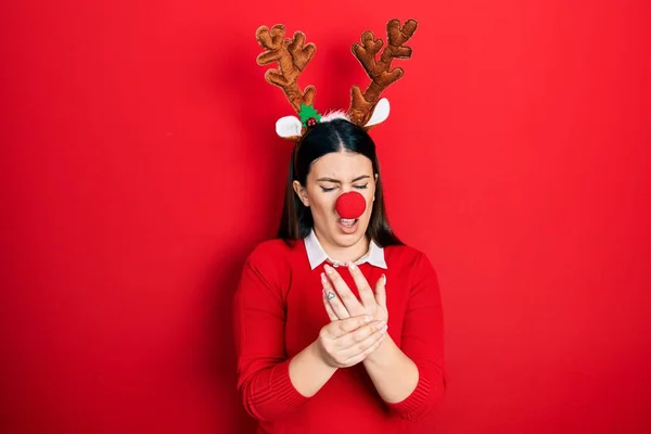 Молодая Испаноязычная Женщина Рождественской Шляпе Оленя Красном Носу Страдает Боли — стоковое фото