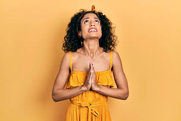 Young Latin Girl Wearing Summer Dress Begging Praying Hands Together — Stock Photo, Image