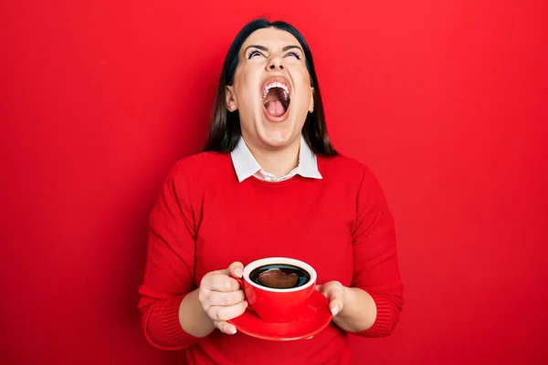 Jonge Spaanse Vrouw Drinken Van Een Kopje Koffie Boos Gek — Stockfoto
