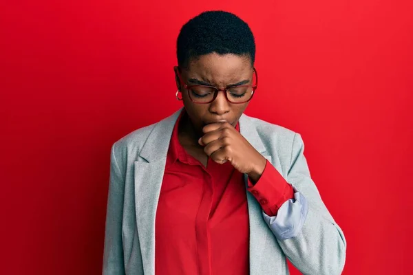 Fiatal Afro Amerikai Üzleti Kabátot Szemüveget Visel Rosszul Érzi Magát — Stock Fotó