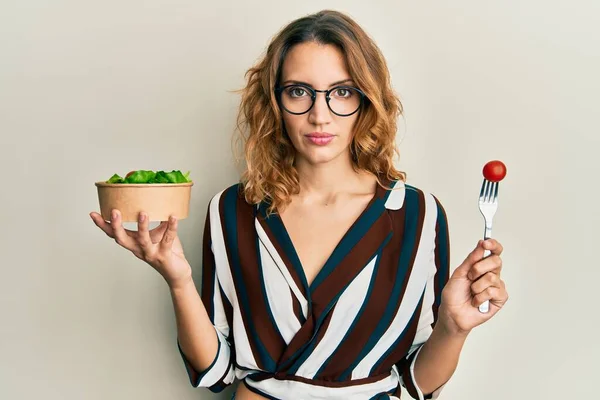 Jeune Femme Caucasienne Portant Des Vêtements Affaires Manger Salade Détendue — Photo