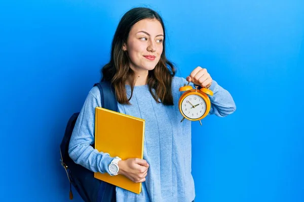 Junge Brünette Studentin Mit Wecker Lächelt Zur Seite Und Starrt — Stockfoto