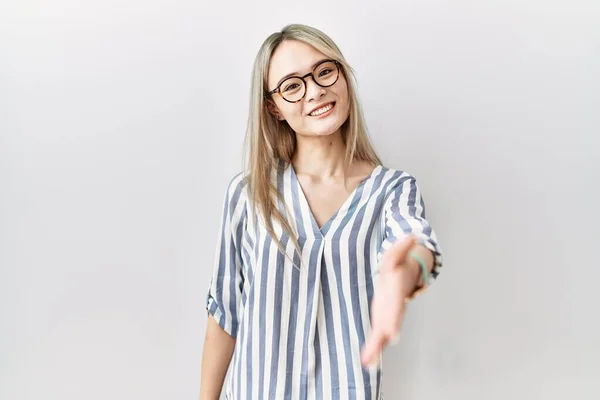 Asiatisk Ung Kvinna Bär Casual Kläder Och Glasögon Ler Vänlig — Stockfoto