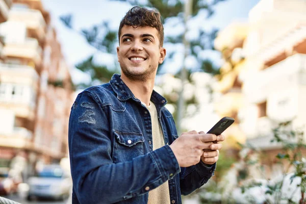 Genç Spanyol Adam Şehirde Akıllı Telefon Kullanarak Mutlu Gülümsüyor — Stok fotoğraf