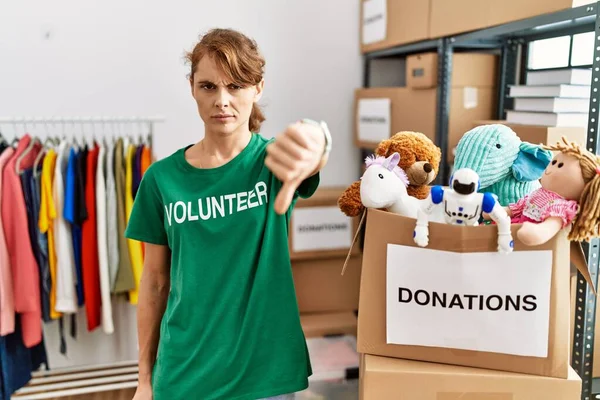 Bağış Standında Gönüllü Tişört Giyen Güzel Beyaz Kadın Mutsuz Kızgın — Stok fotoğraf