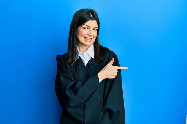 Jeune Femme Hispanique Portant Uniforme Juge Gai Avec Sourire Visage — Photo