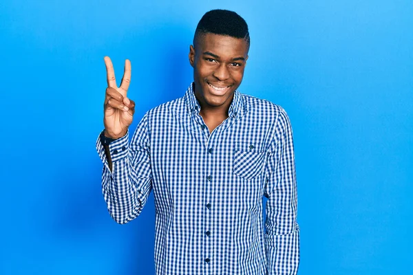 Fiatal Afro Amerikai Férfi Alkalmi Ruhában Mosolyog Boldog Arccal Kacsint — Stock Fotó
