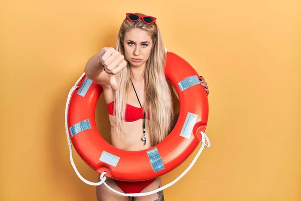 Young Caucasian Woman Wearing Bikini Holding Lifeguard Float Looking Unhappy — Stock Photo, Image