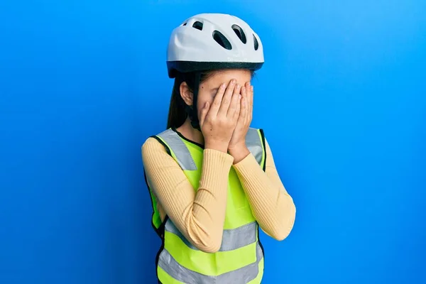 Красивая Брюнетка Маленькая Девочка Велосипедном Шлеме Светоотражающем Жилете Грустным Лицом — стоковое фото