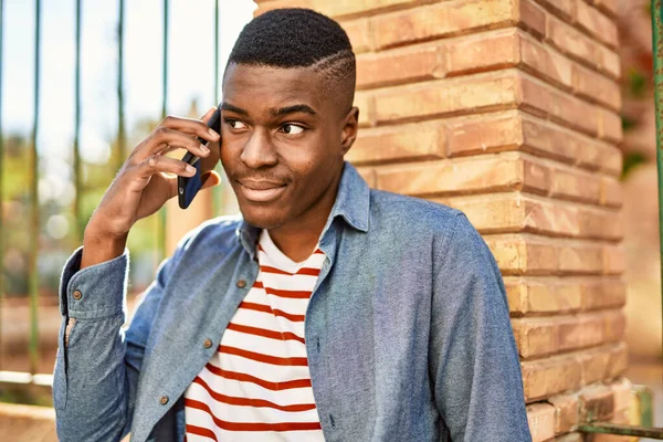 Jeune Homme Afro Américain Souriant Heureux Parler Sur Smartphone Ville — Photo
