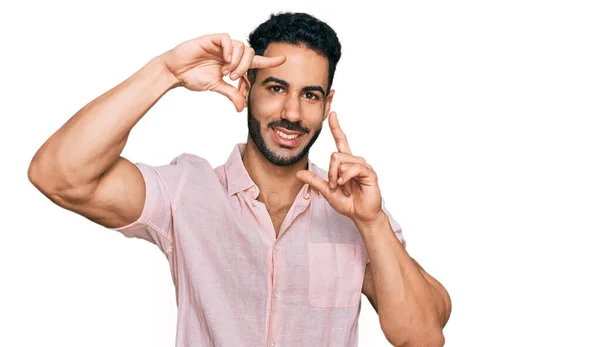 髭を生やしたヒスパニック系の男性は 幸せな顔をした手と指でフレームを笑顔カジュアルなシャツを着ています 創造性と写真の概念 — ストック写真