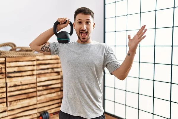 Joven Hombre Guapo Usando Ropa Deportiva Usando Pesas Celebrando Victoria —  Fotos de Stock