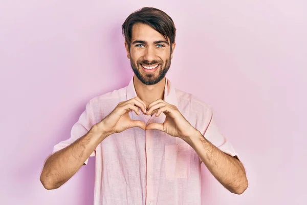 Joven Hombre Hispano Usando Ropa Casual Sonriendo Amor Mostrando Símbolo — Foto de Stock