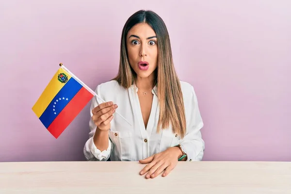 Jonge Spaanse Vrouw Met Een Vlag Van Venezuelan Tafel Bang — Stockfoto