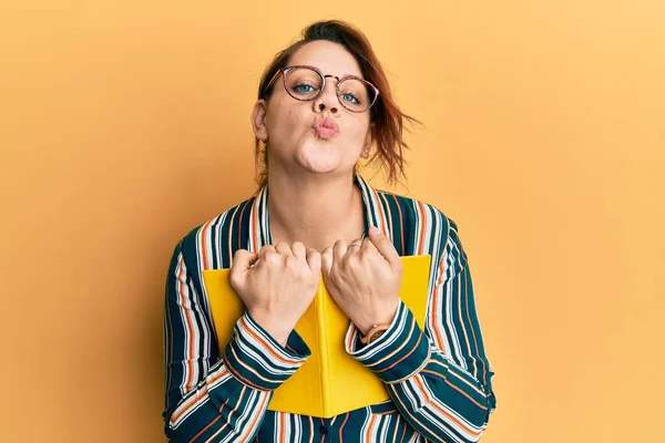 Jonge Blanke Vrouw Die Een Boek Vasthoudt Naar Camera Kijkt — Stockfoto