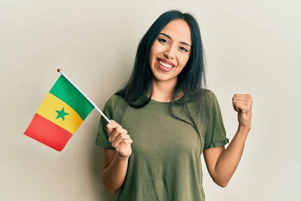 Jovem Hispânica Segurando Bandeira Senegal Apontando Polegar Para Lado Sorrindo — Fotografia de Stock