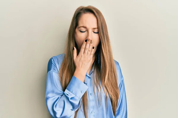 Junge Blonde Frau Lässigem Blauem Hemd Gelangweilt Gähnend Müde Mund — Stockfoto