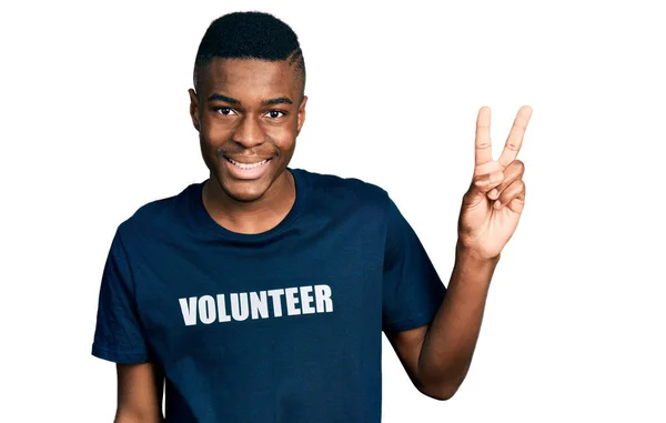 Joven Hombre Afroamericano Vistiendo Camiseta Voluntaria Sonriendo Mirando Cámara Mostrando —  Fotos de Stock